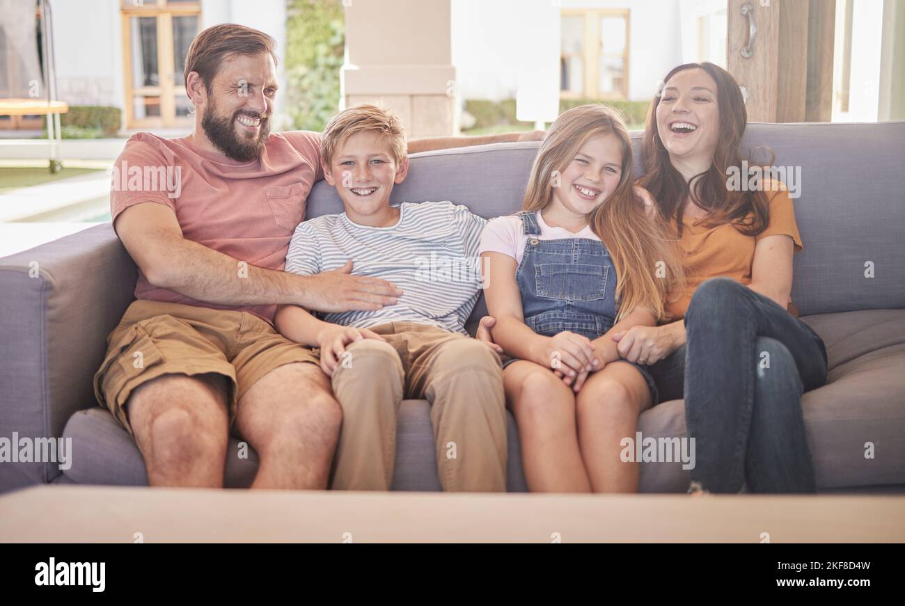 Felice, famiglia e relax su un divano con bambini e genitori ridendo in un soggiorno insieme, allegro e soddisfatto. Amore, famiglia felice e bambini Foto Stock
