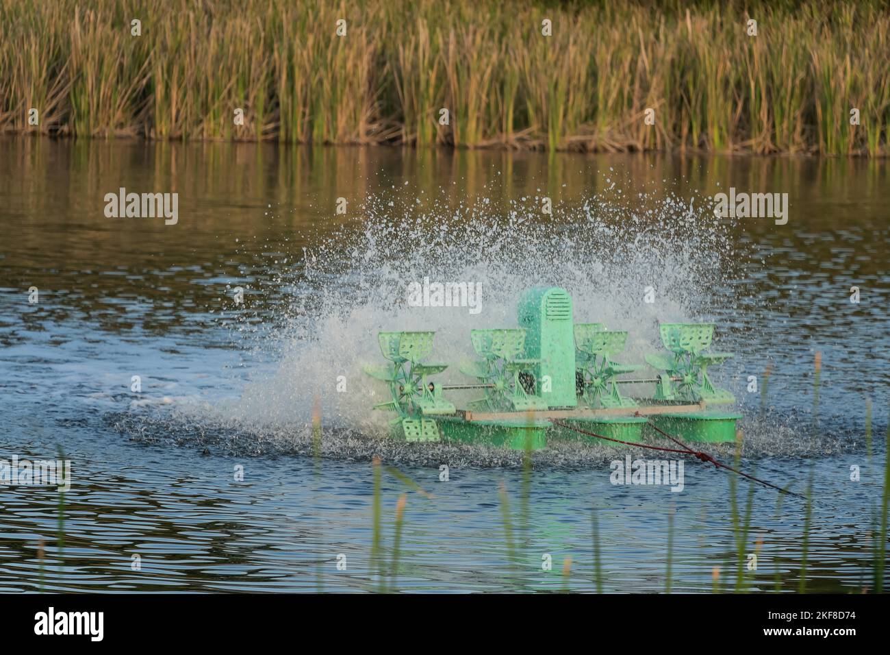 Concetto di trattamento delle acque. La girante della turbina dell'aeratore riempie l'ossigeno in acqua, l'elevata velocità dell'otturatore cattura più spruzzi d'acqua, seleziona la messa a fuoco con una profondità ridotta Foto Stock