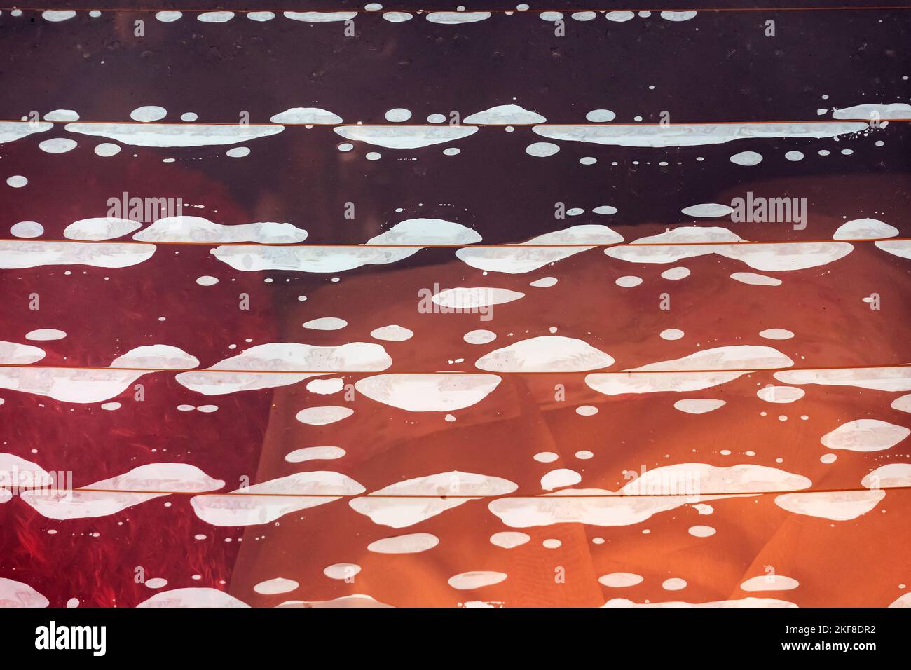 Primo piano verso il finestrino posteriore della vettura con bolle sul vetro molto scarsa tinta sottoregime. Bolle durante la colorazione del vetro automatico. Veicolo colorato lunotto difettoso. Lo Foto Stock