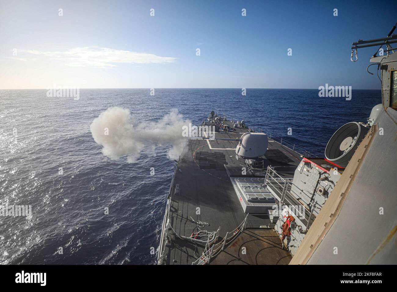 MARE DELLE FILIPPINE (Nov. 13, 2022) Arleigh Burke-classe cacciatorpediniere-missile guidato USS Benfold (DDG 65) conduce un 5 pollici di fuoco vivo esercizio di armi da fuoco, parte di Keen Sword nel Mare delle Filippine, novembre 13. Keen Sword è un esercizio biennale, congiunto e bilaterale di formazione sul campo che coinvolge i militari statunitensi e il personale della forza di autodifesa giapponese, progettato per aumentare la prontezza e l'interoperabilità rafforzando al contempo l'alleanza Giappone-Stati Uniti. (STATI UNITI Foto Navy di Mass Communication Specialist 2nd Class Arthur Rosen) Foto Stock
