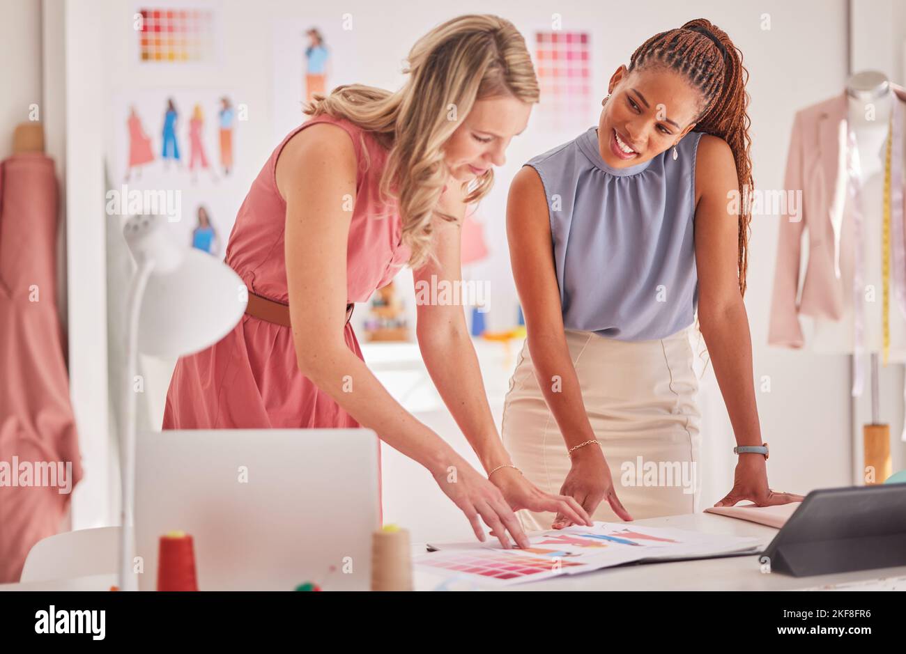 Moda, design e lavoro di squadra, pianificazione e pensiero creativo per la creazione di gamma nel loro ufficio, felice e contenuti. Diversità, partnership e. Foto Stock