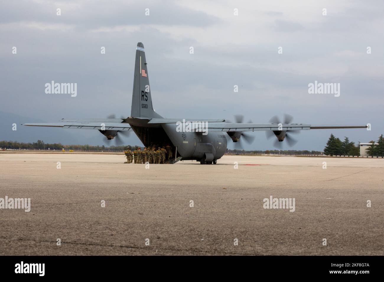 Soldati con la Brigata aerea 173rd e l'esercito degli Stati Uniti Southern European Task Force, Africa (SETAF-AF) a bordo di un C-130 per un salto di routine ad Aviano, Italia, 20 ottobre 2022. Da Vicenza, Italia, la Brigata aerea del 173rd è la forza di risposta di contingenza dell'Esercito in Europa, in grado di proiettare forze per condurre una gamma completa di operazioni militari attraverso le aree di comando europee, centrali e africane degli Stati Uniti. (STATI UNITI Foto dell'esercito del personale Sgt. Luke Wilson) Foto Stock