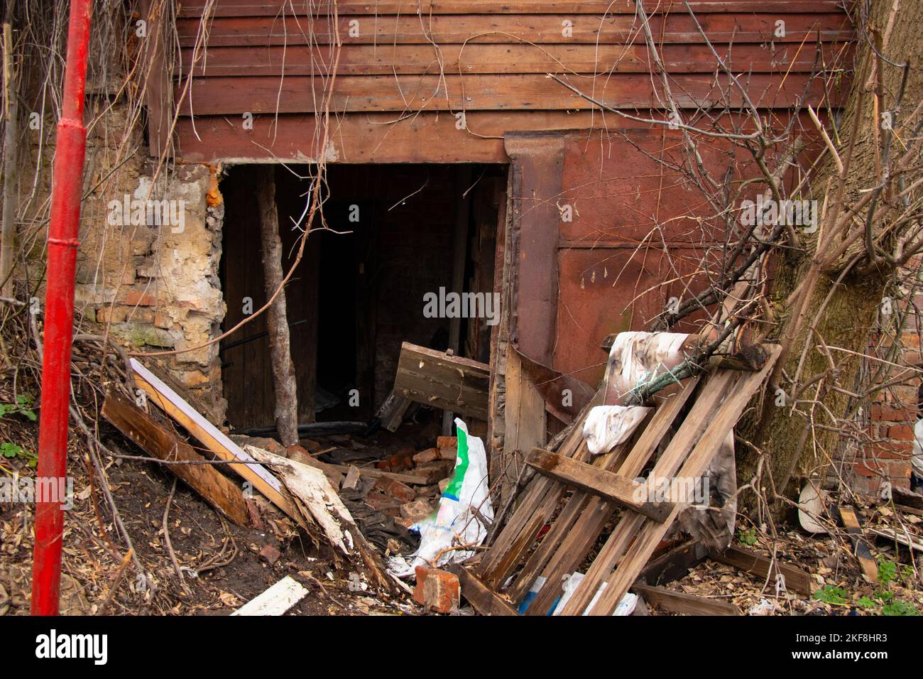 vecchia casa abbandonata nel centro della città di dnipro Foto Stock