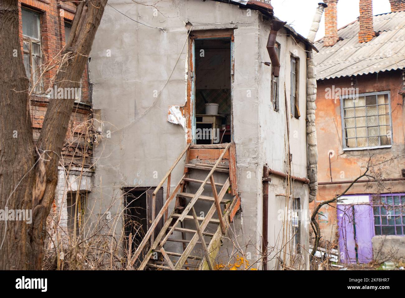 vecchia casa abbandonata nel centro della città di dnipro Foto Stock