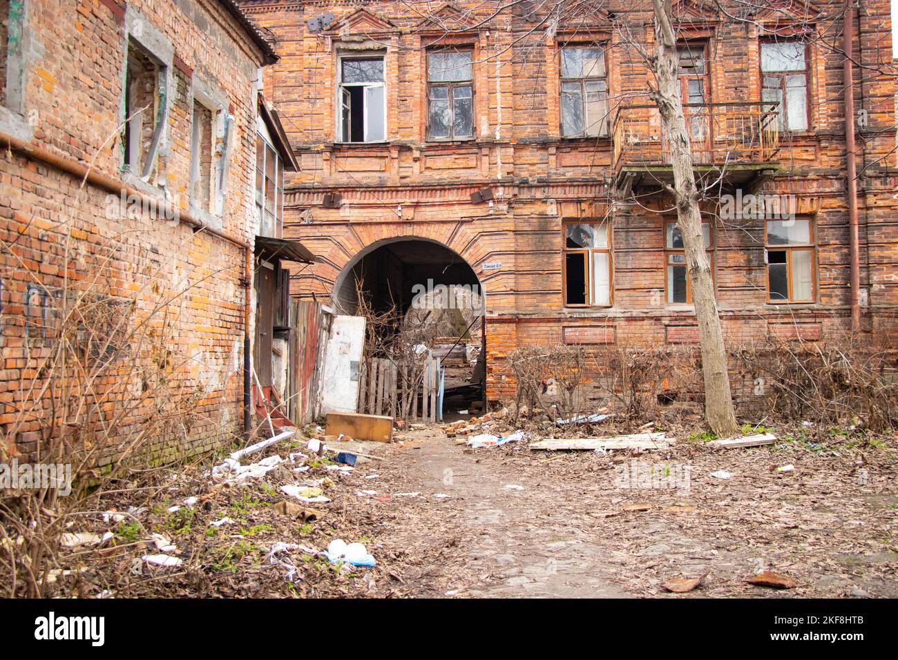 vecchia casa abbandonata nel centro della città di dnipro Foto Stock