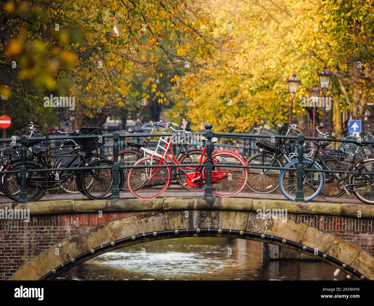Classica scena olandese - biciclette su un ponte ad Amsterdam, nei Paesi Bassi Foto Stock
