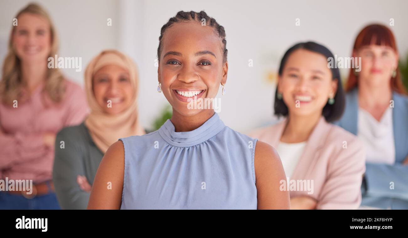 Persone aziendali, diversità e sorriso per la leadership aziendale, la gestione o il lavoro di squadra in ufficio. Ritratto di diversi felice e orgoglioso dipendente Foto Stock