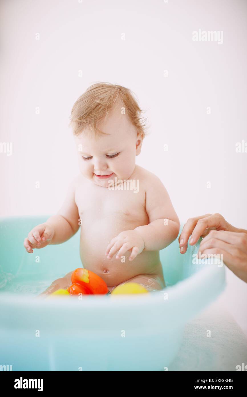 Ragazzina nella vasca da bagno immagini e fotografie stock ad alta  risoluzione - Alamy