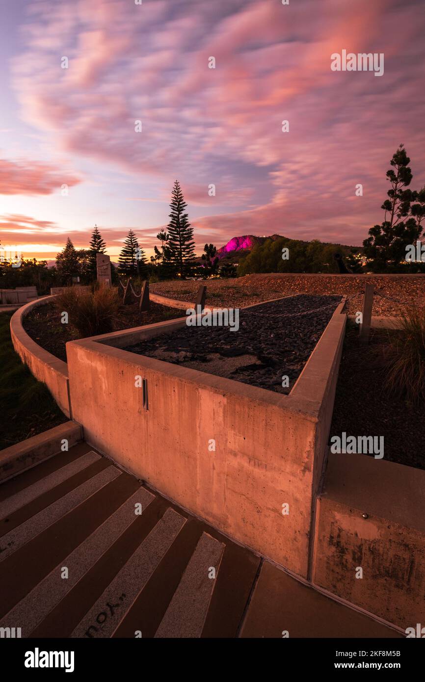 Anzac guerra memoriale all'alba a townsville con Castle Hill Foto Stock