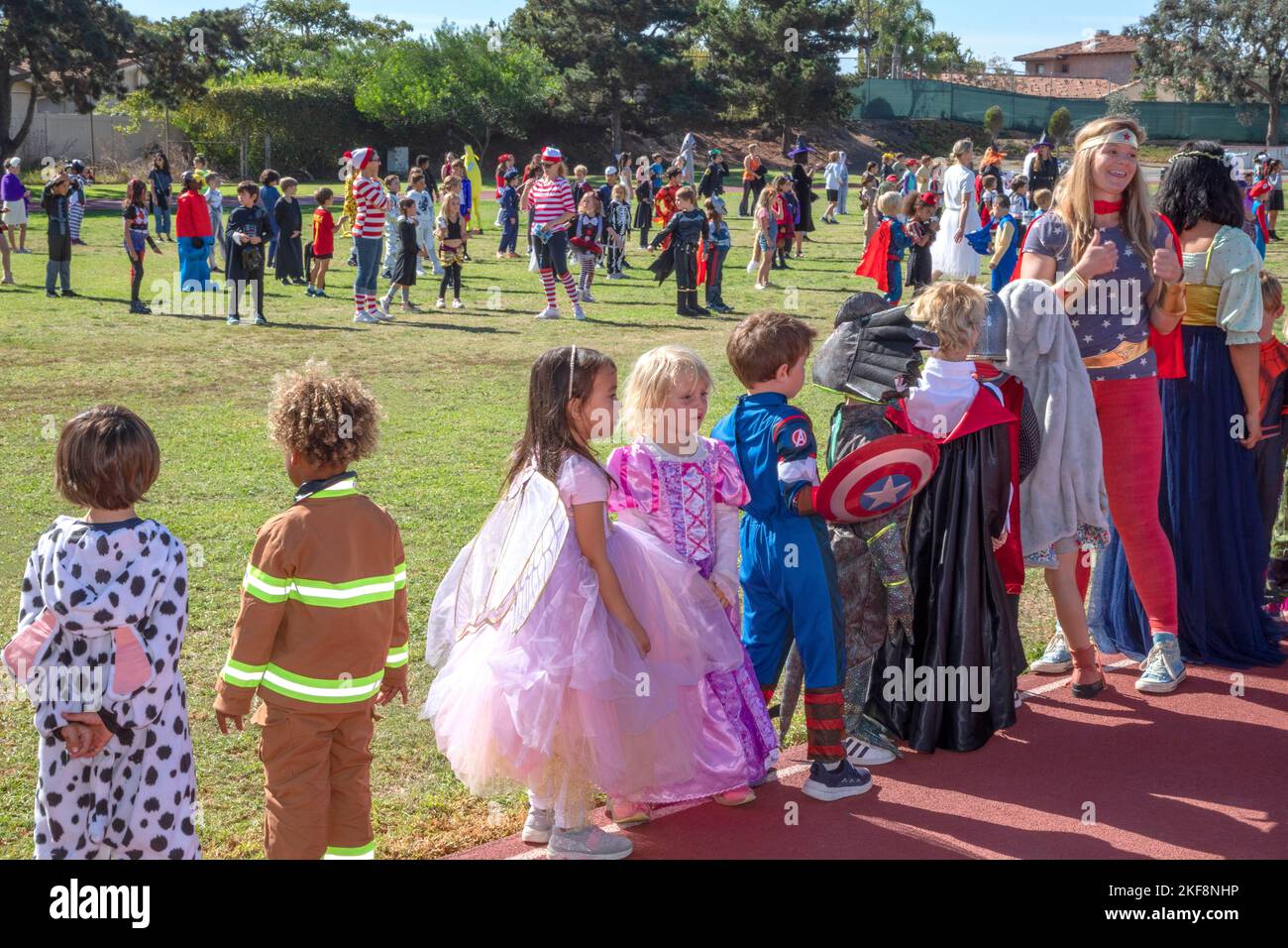 Bambini in costume durante la sfilata scolastica di Halloween Foto Stock