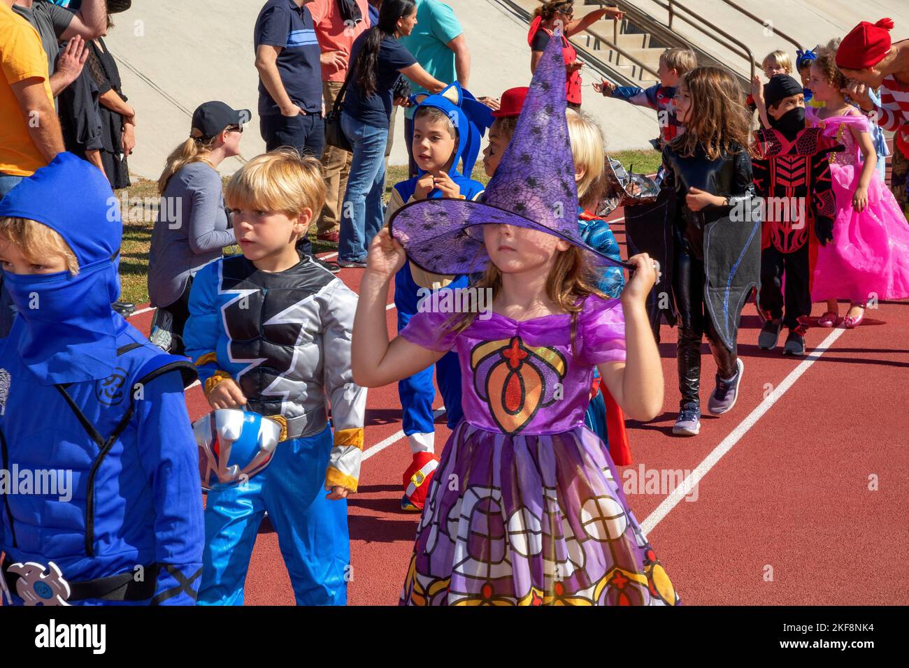 Bambini in costume durante una parata scolastica di Halloween Foto Stock