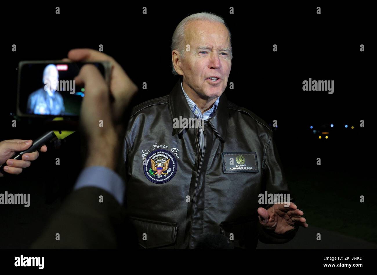 Il presidente degli Stati Uniti Joe Biden risponde a una domanda di un giornalista sul missile che si è schiantato in Polonia quando è tornato alla Casa Bianca dal viaggio ai vertici del G20 e ASEAN, sul prato meridionale della Casa Bianca a Washington, il 17 novembre 2022. REUTERS/Jim Bourg Foto Stock