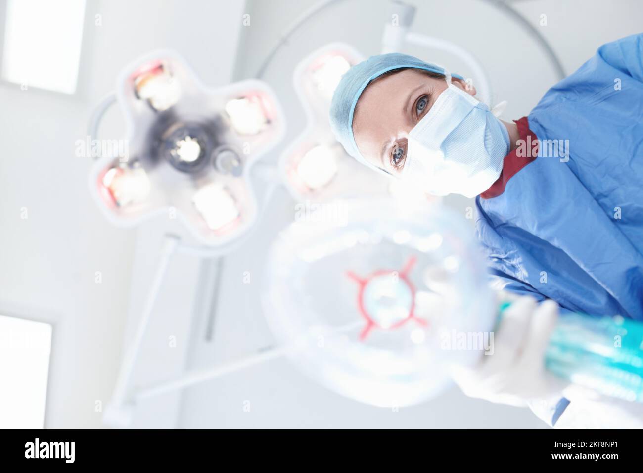 Respira dentro e fuori molto lentamente. Vista pazienti di un medico chirurgoinfermiera metterli sotto un anestetico generale. Foto Stock