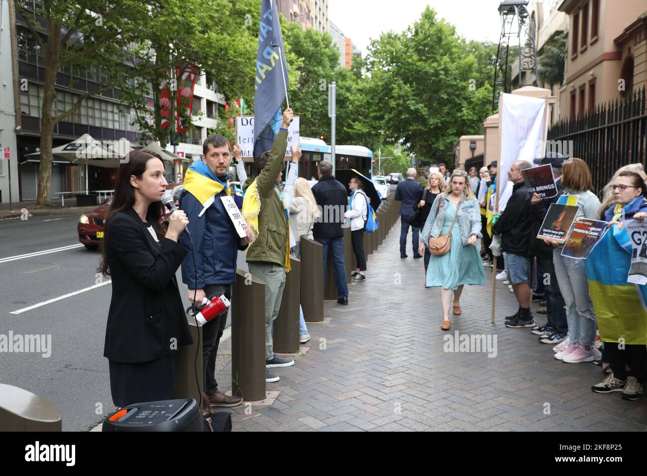 Sydney, Australia. 16th novembre 2022. Dichiarazione dell’organizzatore della protesta “martedì 15th novembre la russia ha lanciato quasi 100 missili in Ucraina. Due missili sono stati lanciati in Polonia uccidendo 2 persone. Protesteremo contro il Parlamento del NSW per chiedere che la russia sia riconosciuta per quello che è, uno Stato terrorista. Chiederemo anche di eliminare la russia dal G20 e di fornire all’Ucraina più armi (soprattutto i sistemi di difesa aerea)”. Nella foto: Kateryna Argyrou, co-presidente della Federazione australiana delle organizzazioni ucraine, parla al rally. Credit: Richard Milnes/Alamy Live News Foto Stock