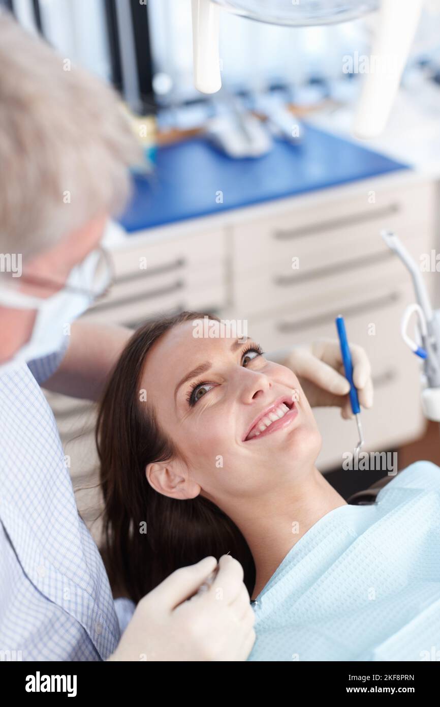 Paziente in visita dentale. Vista ad angolo alto del paziente che guarda il dentista. Foto Stock