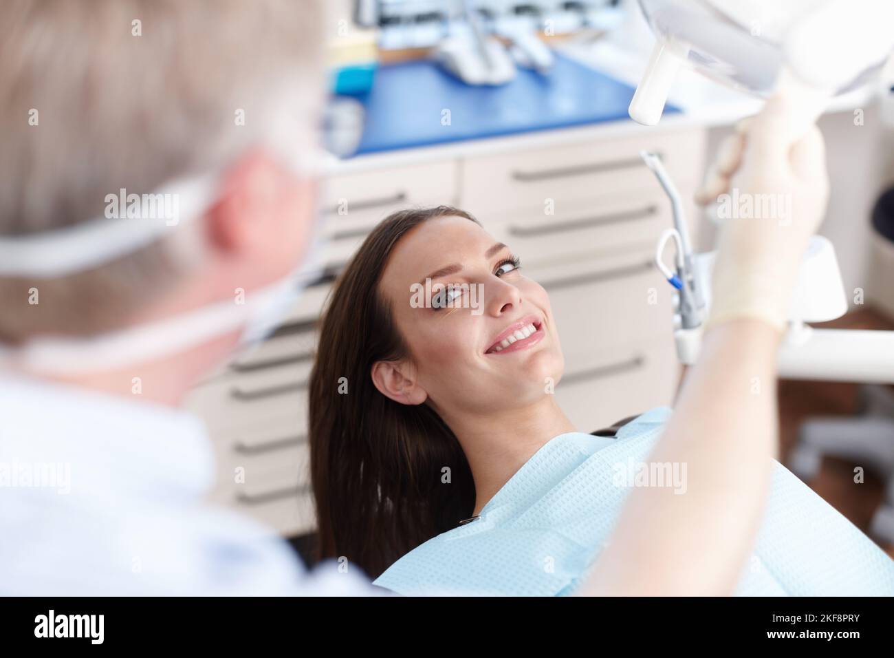 Paziente sorridente con dentista. Vista ad angolo alto del paziente sorridente con il dentista in clinica. Foto Stock