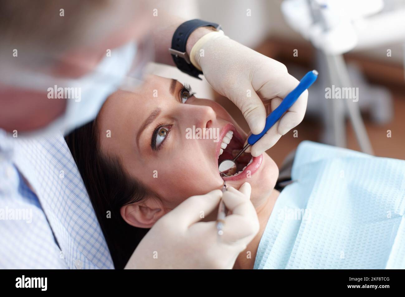 Bei denti sani. Vista ad angolo alto del dentista in servizio in clinica. Foto Stock