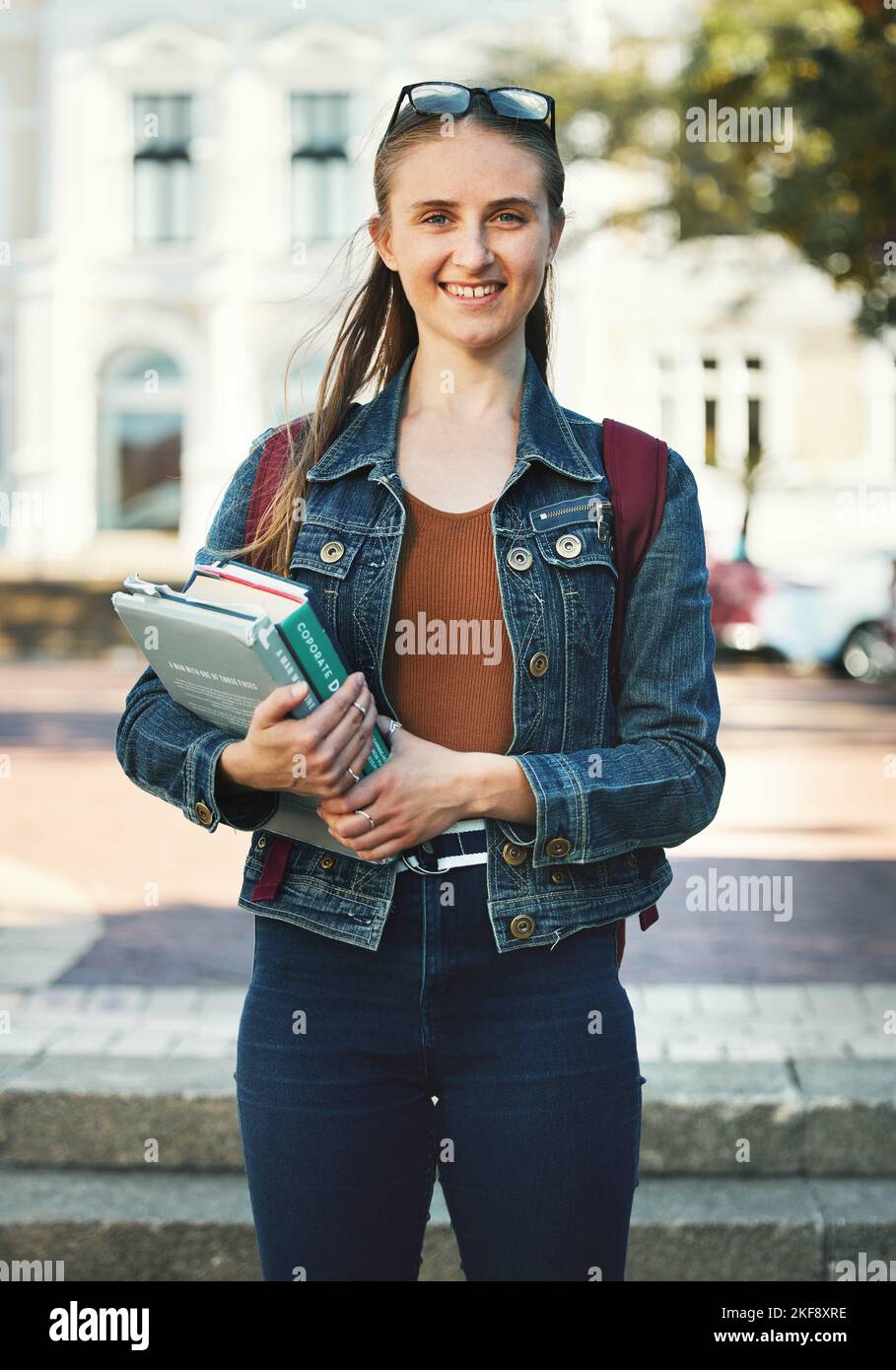 Ritratto, studentessa donna o con libri sorridenti, sicuri o pronti per gli studi di classe. Corso, giovane donna o ragazza stand con riviste, romanzi o. Foto Stock