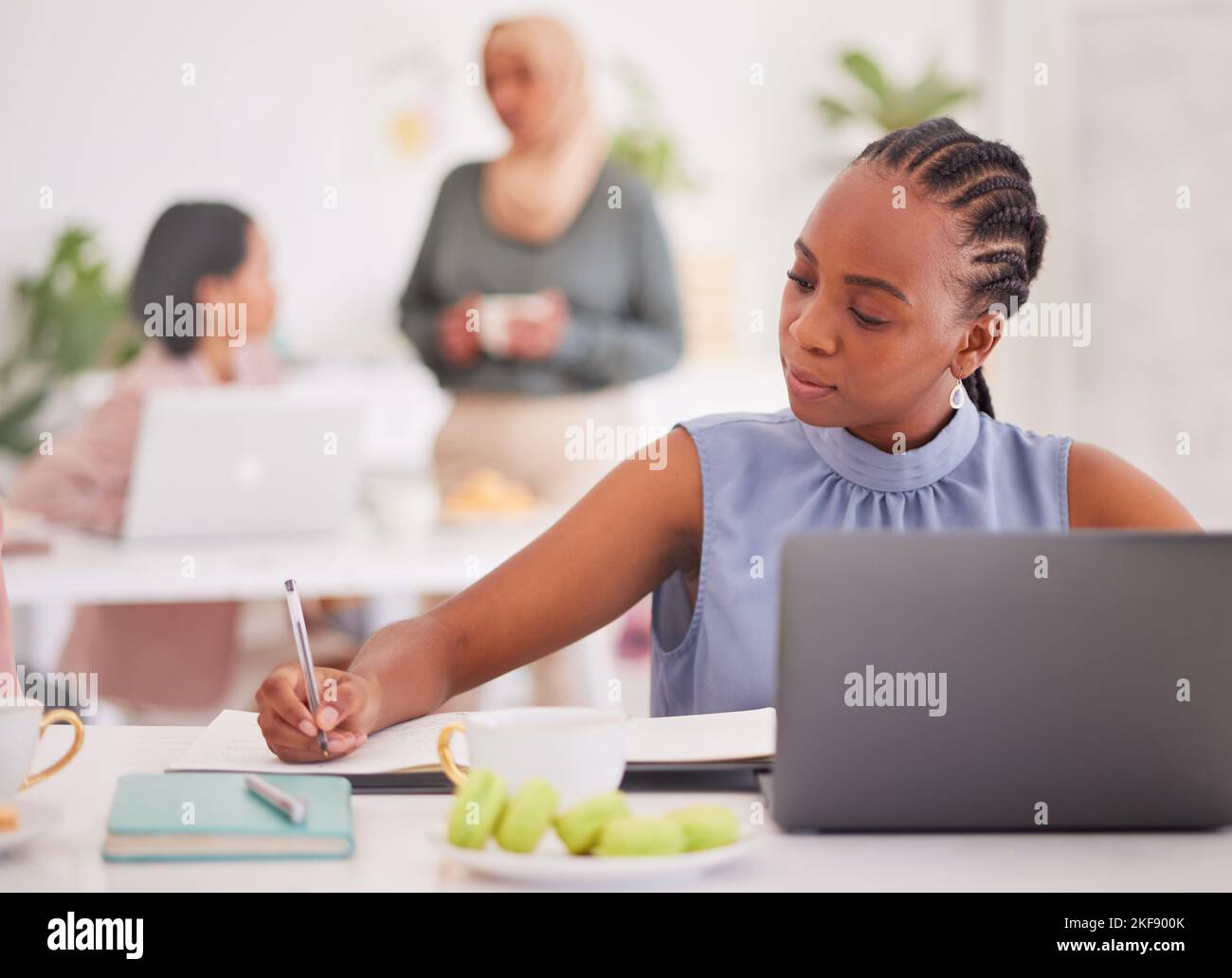 Scrittura, taccuino e donna che pianificano l'introduzione sul mercato dell'evento, la pubblicità dei social media e il programma della campagna di diversità. Pianificatore, piccola impresa di startup e. Foto Stock