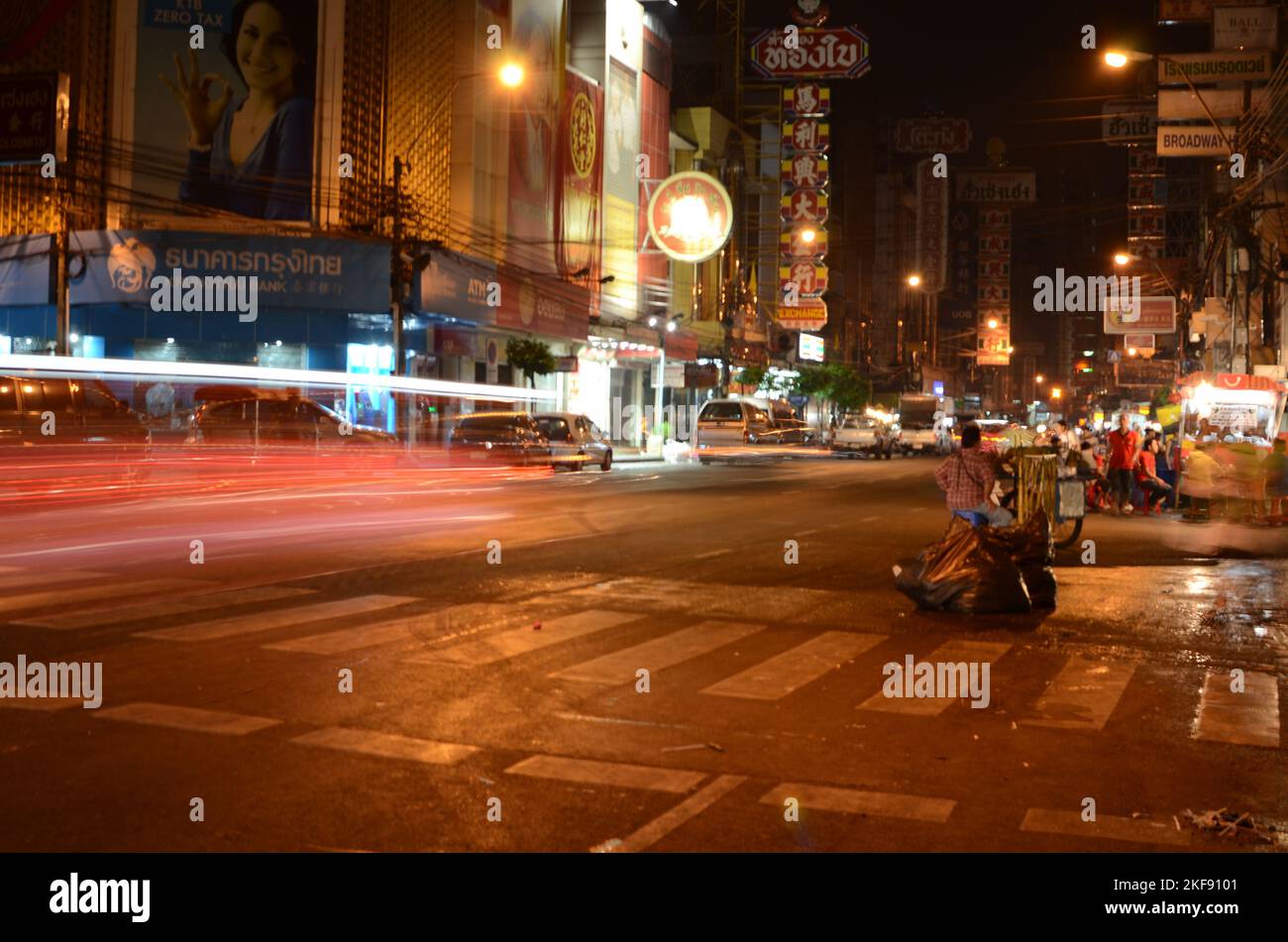 Traffico a lunga esposizione attraversando Bangkok Thailandia di notte Foto Stock