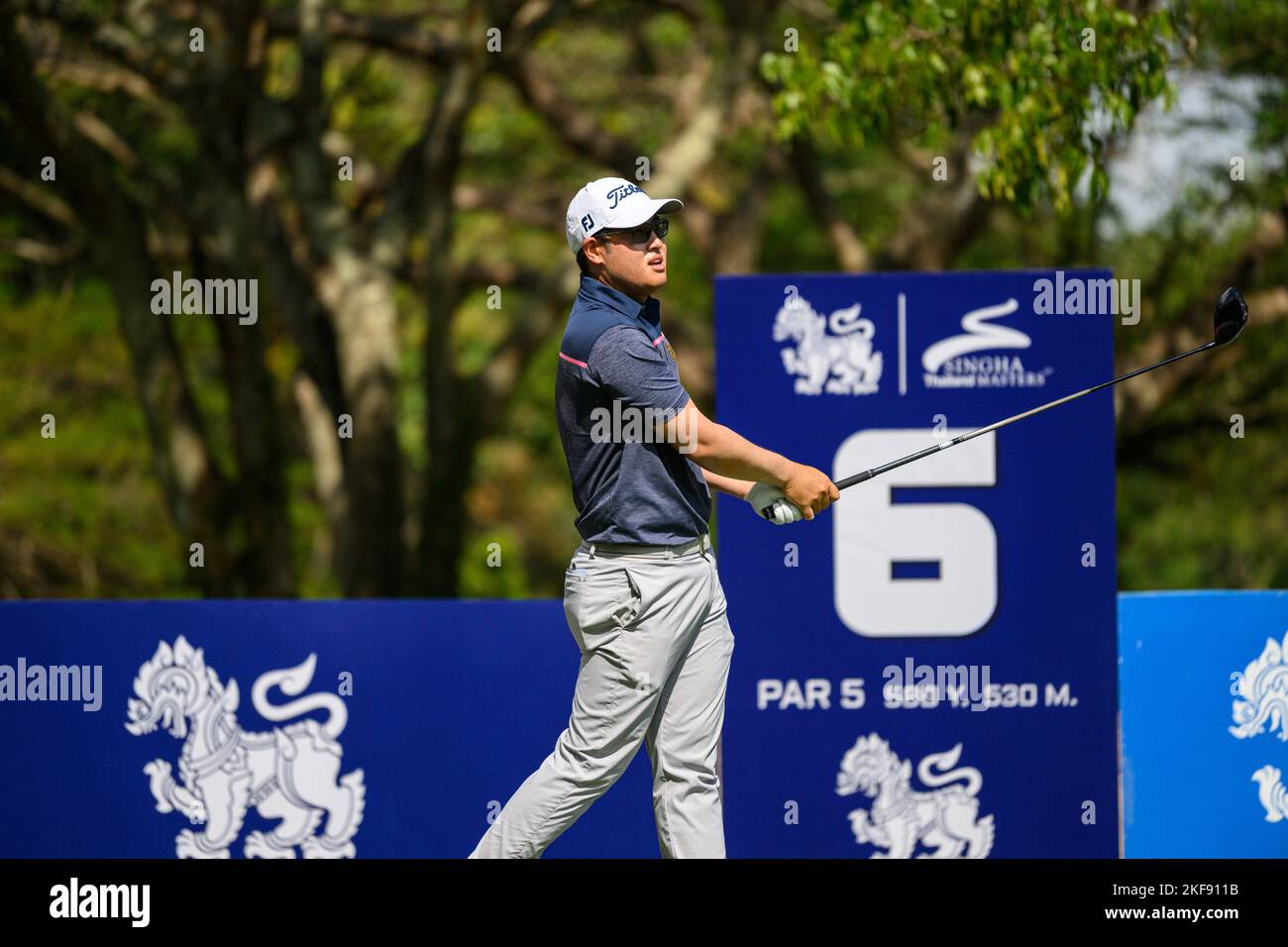 Chiang Rai, THAILANDIA. 17th Novembre 2022. Poosit Supupramai of THAILAND tee off alla buca 6 durante il 1st round The All Thailand Golf Tour 23rd Singha Thailand Masters al Santiburi Country Club di Chiang Rai, THAILANDIA. Credit: Jason Butler/Alamy Live News. Foto Stock