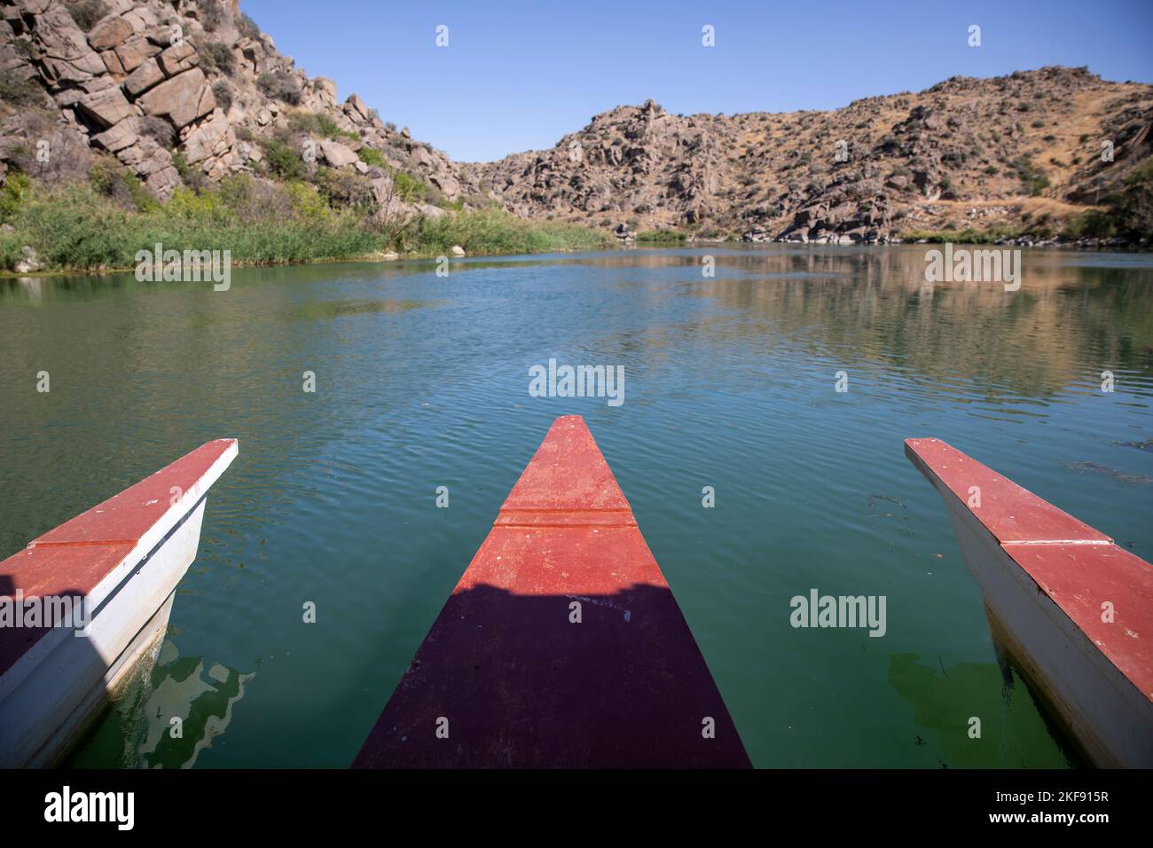 Canoa prua sul lago, concetto di viaggio Foto Stock