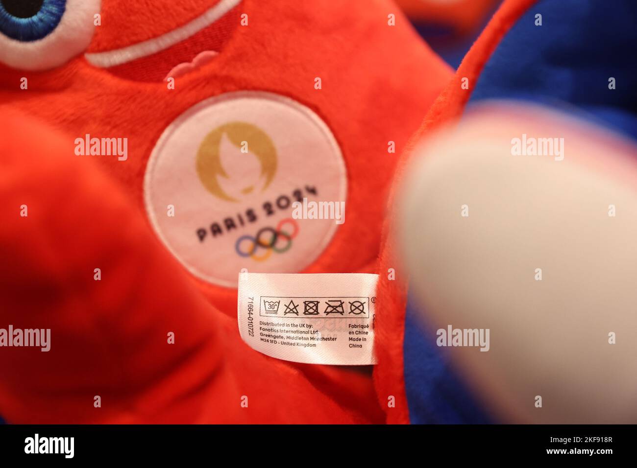 Parigi, Francia il 16 novembre 2022. Parigi, Francia il 16 novembre 2022. Viste delle mascotte dei Giochi Olimpici di Parigi del 2024, i Fryges all'interno della boutique ufficiale nel quartiere Les Halles a Parigi, Francia il 16 novembre 2022. I Frigi Olimpici e Paralimpici sono stati rivelati come mascotte dei Giochi di Parigi del 2024 dal Comitato Organizzatore dei Giochi Olimpici e Paralimpici di Parigi del 2024. Foto di Jerome Dominé/ABACAPRESS.COM Foto Stock