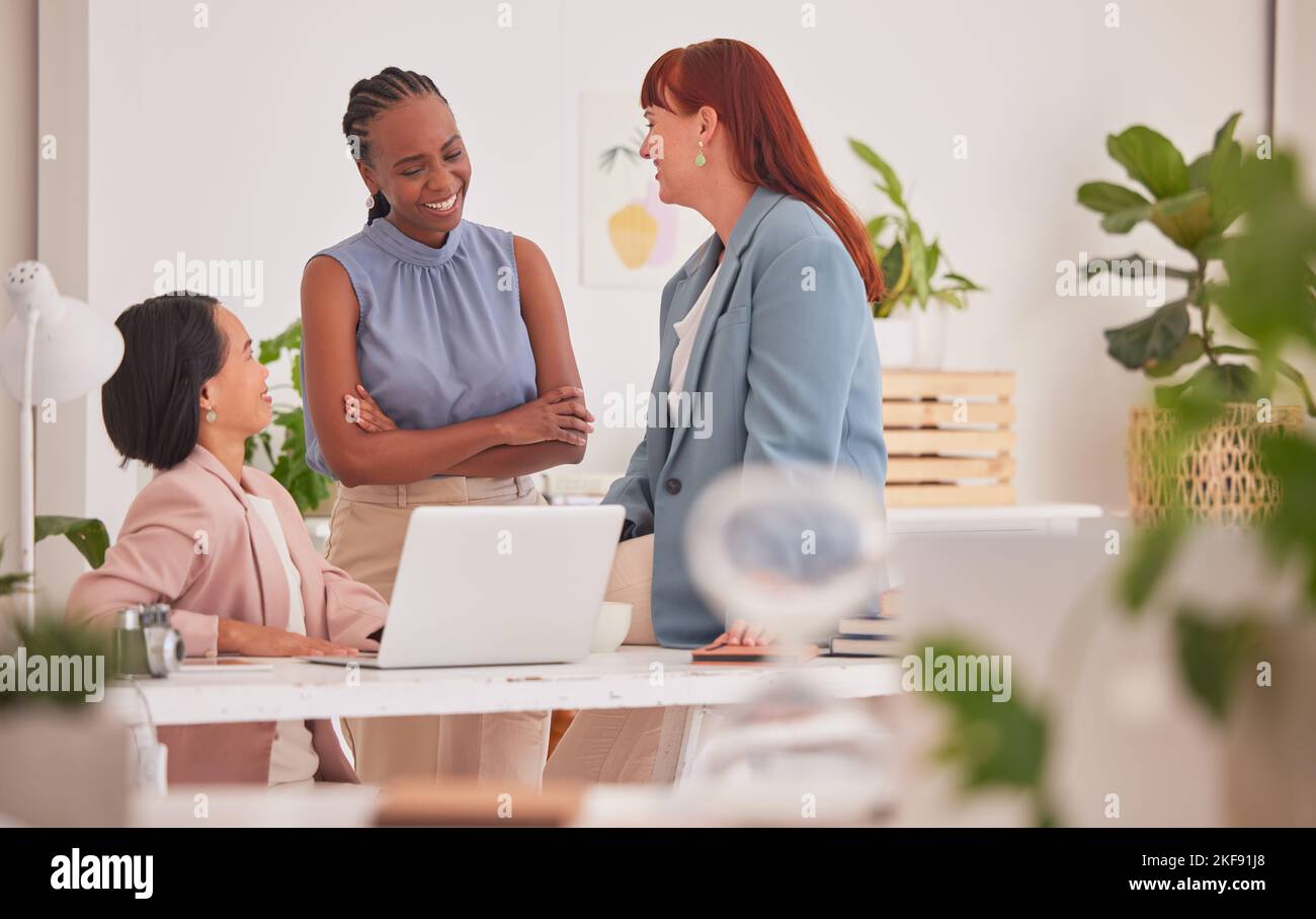 Pianificazione, laptop e collaborazione con le donne in incontri di lavoro per la ricerca, il lavoro di squadra e l'idea. Gestione, strategia e comunicazione con Foto Stock