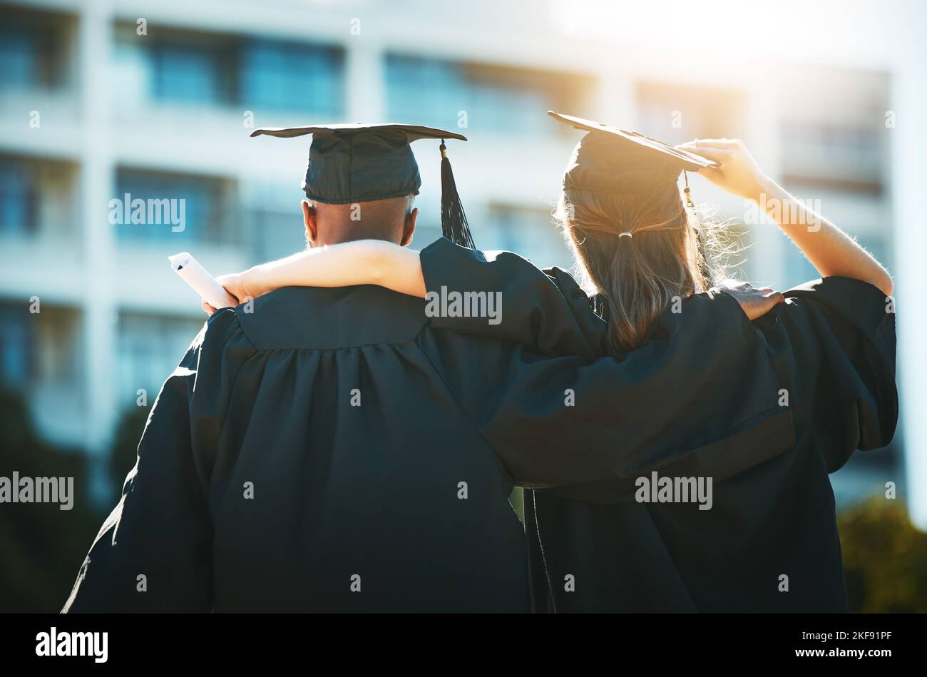 Laurea, città e studenti che celebrano la cerimonia di conseguimento di obiettivi accademici in background urbano. Formazione, celebrazione e studenti laureati amici Foto Stock