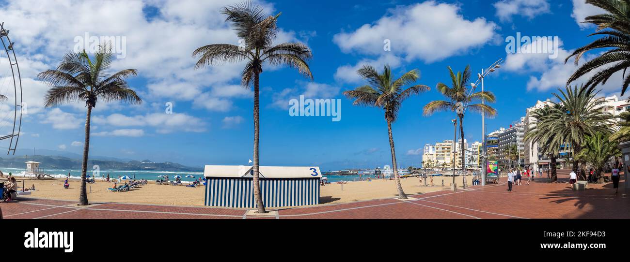 Las Canteras, Gran Canaria, Spagna - 7 novembre 2022: Vista panoramica della famosa spiaggia di Las Canteras durante le vacanze estive Foto Stock