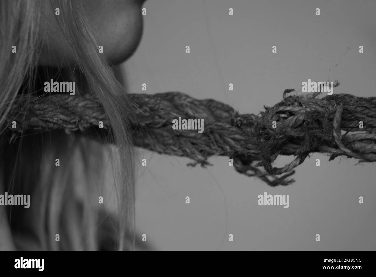 ragazza con una corda intorno al collo, traffico di esseri umani, schiavitù, potere sulle persone, una corda intorno al collo di una persona Foto Stock