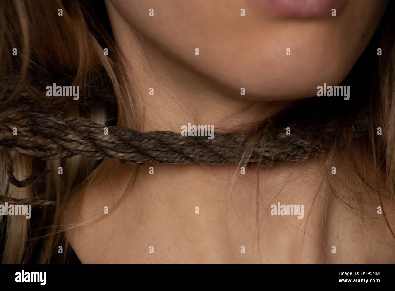 ragazza con una corda intorno al collo, traffico di esseri umani, schiavitù, potere sulle persone, una corda intorno al collo di una persona Foto Stock