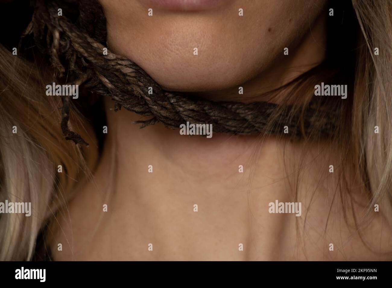 ragazza con una corda intorno al collo, traffico di esseri umani, schiavitù, potere sulle persone, una corda intorno al collo di una persona Foto Stock