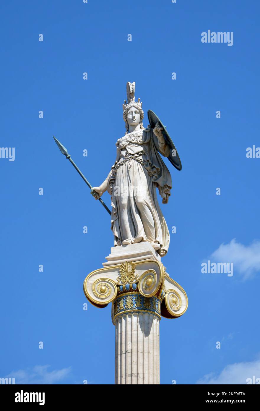 Statua di Athena di fronte all'Accademia di Atene edificio neoclassico nel centro di Atene, Grecia. Foto Stock