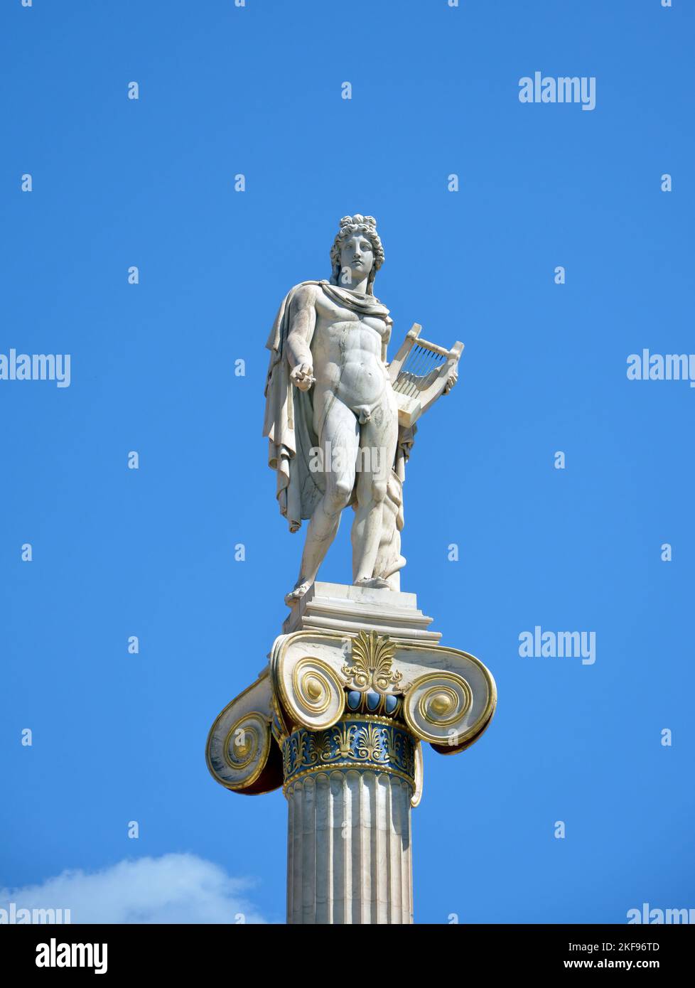 Statua di Apollo di fronte all'Accademia di Atene edificio neoclassico nel centro di Atene, in Grecia. Foto Stock