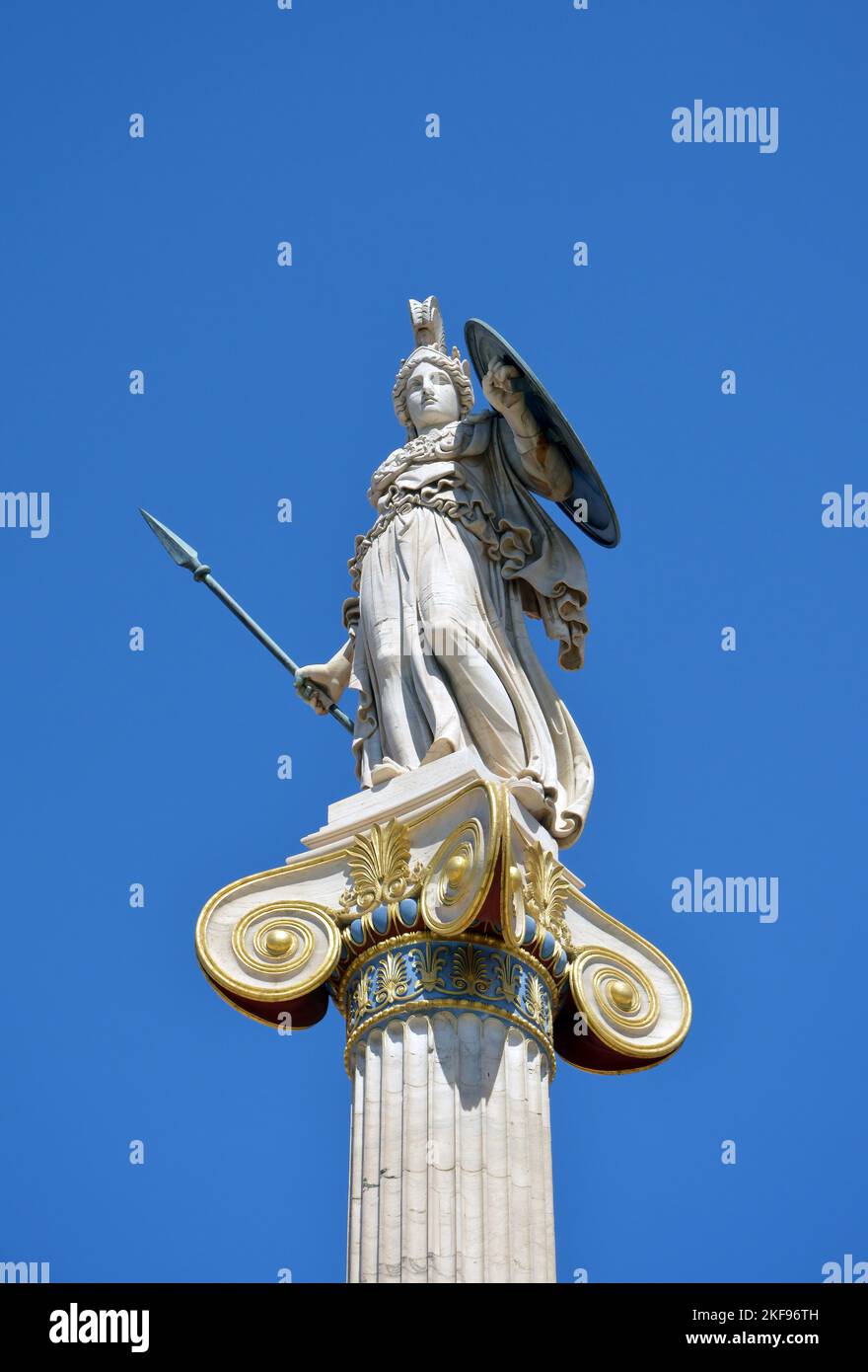 Statua di Athena di fronte all'Accademia di Atene edificio neoclassico nel centro di Atene, Grecia. Foto Stock