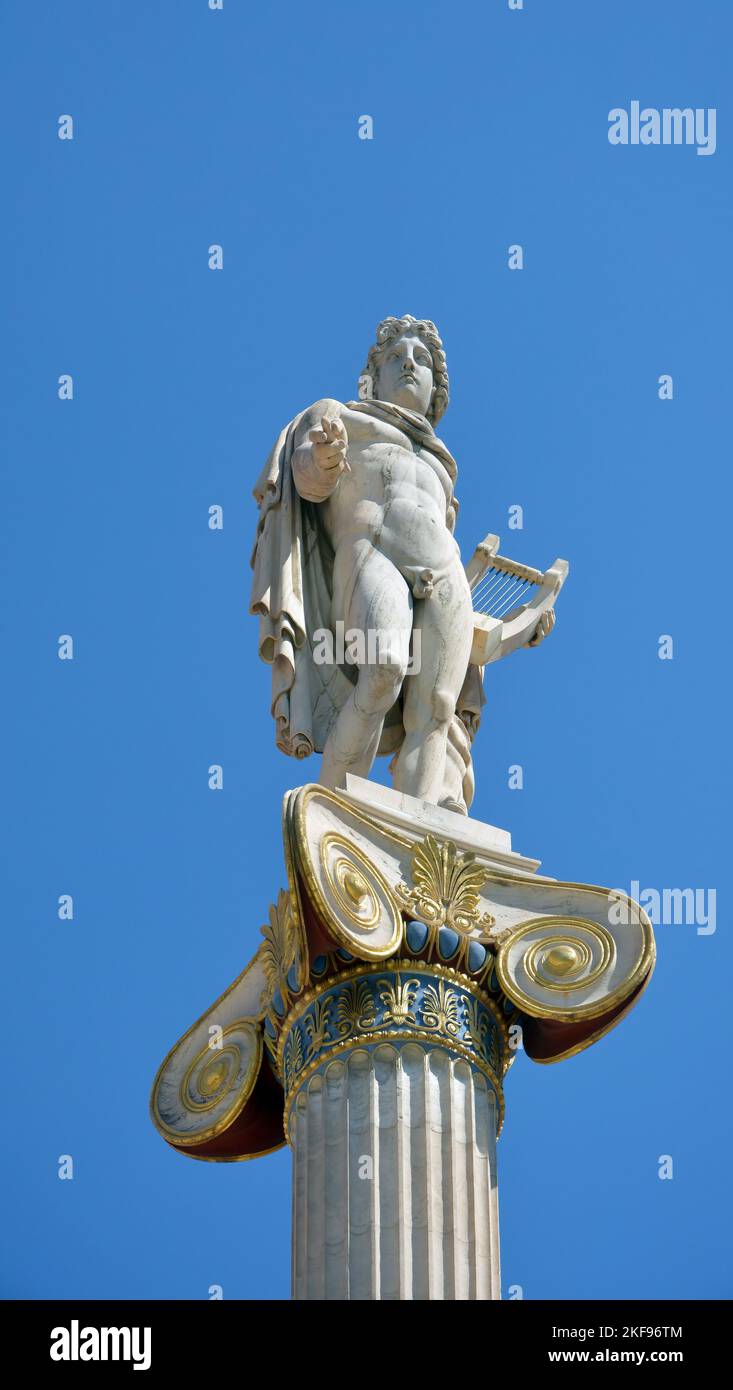 Statua di Apollo di fronte all'Accademia di Atene edificio neoclassico nel centro di Atene, in Grecia. Foto Stock