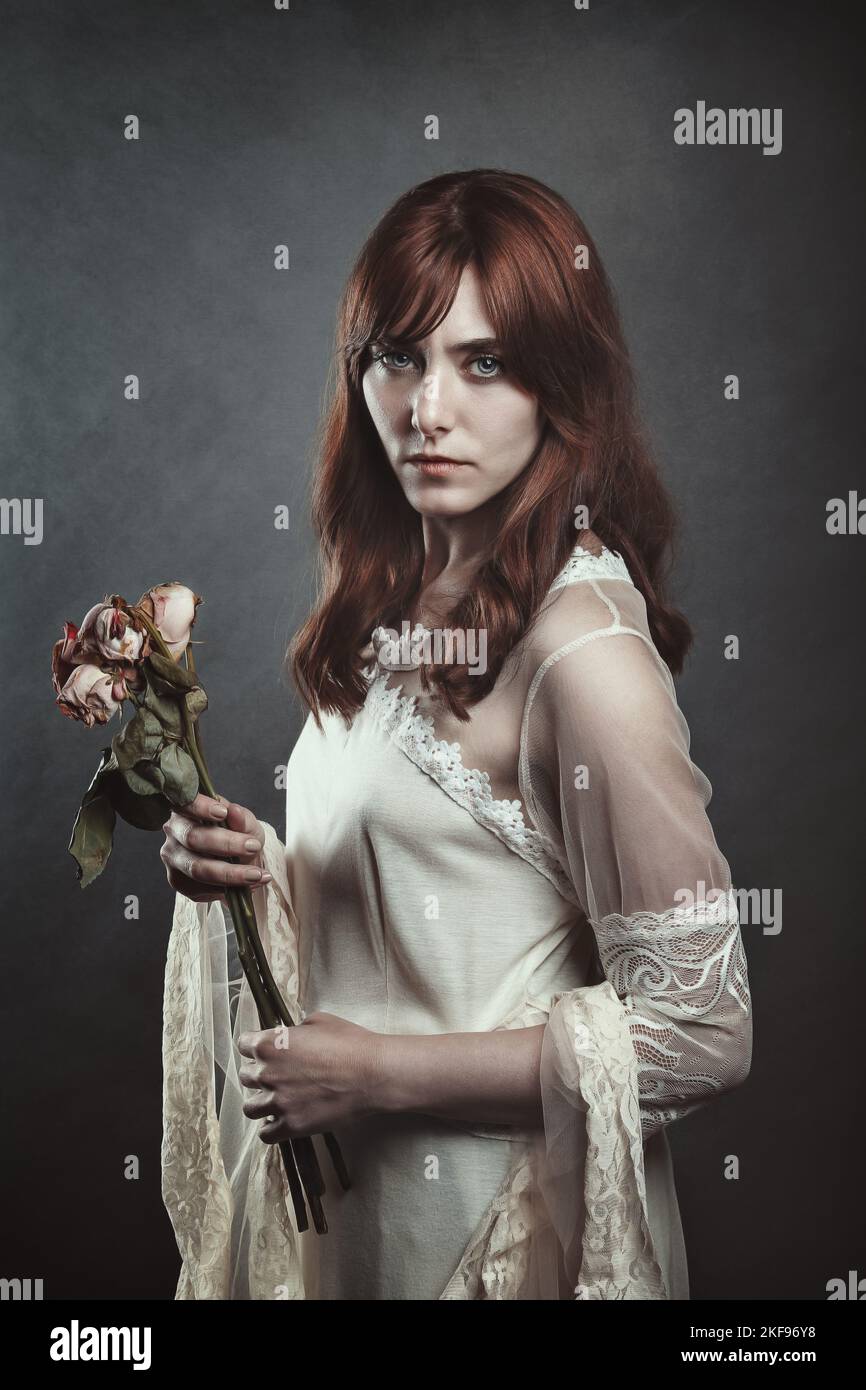 Bella donna vampiro con rose morte. Ritratto scuro Foto Stock