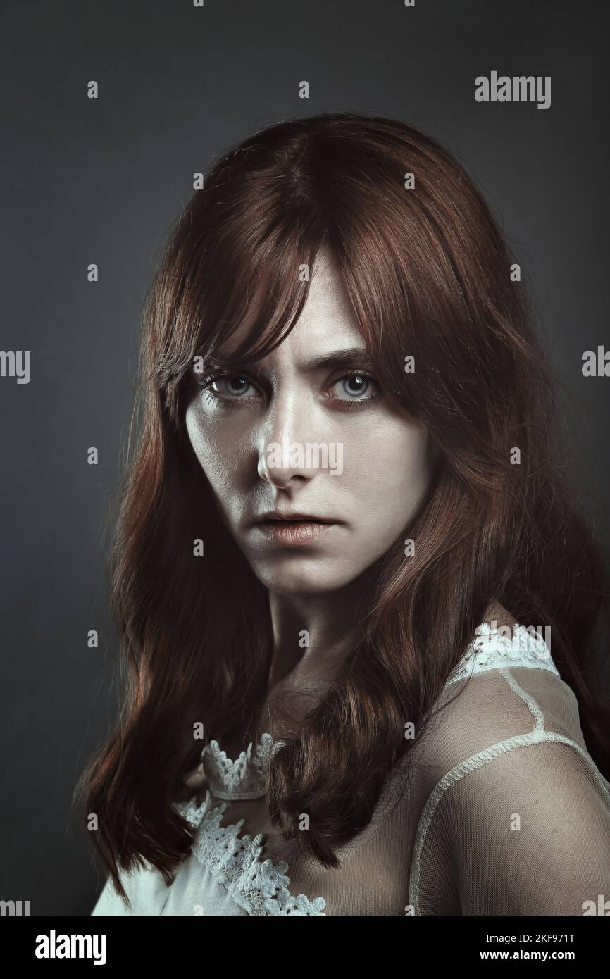 Ritratto scuro di una donna vampiro. Pelle pallida Foto Stock