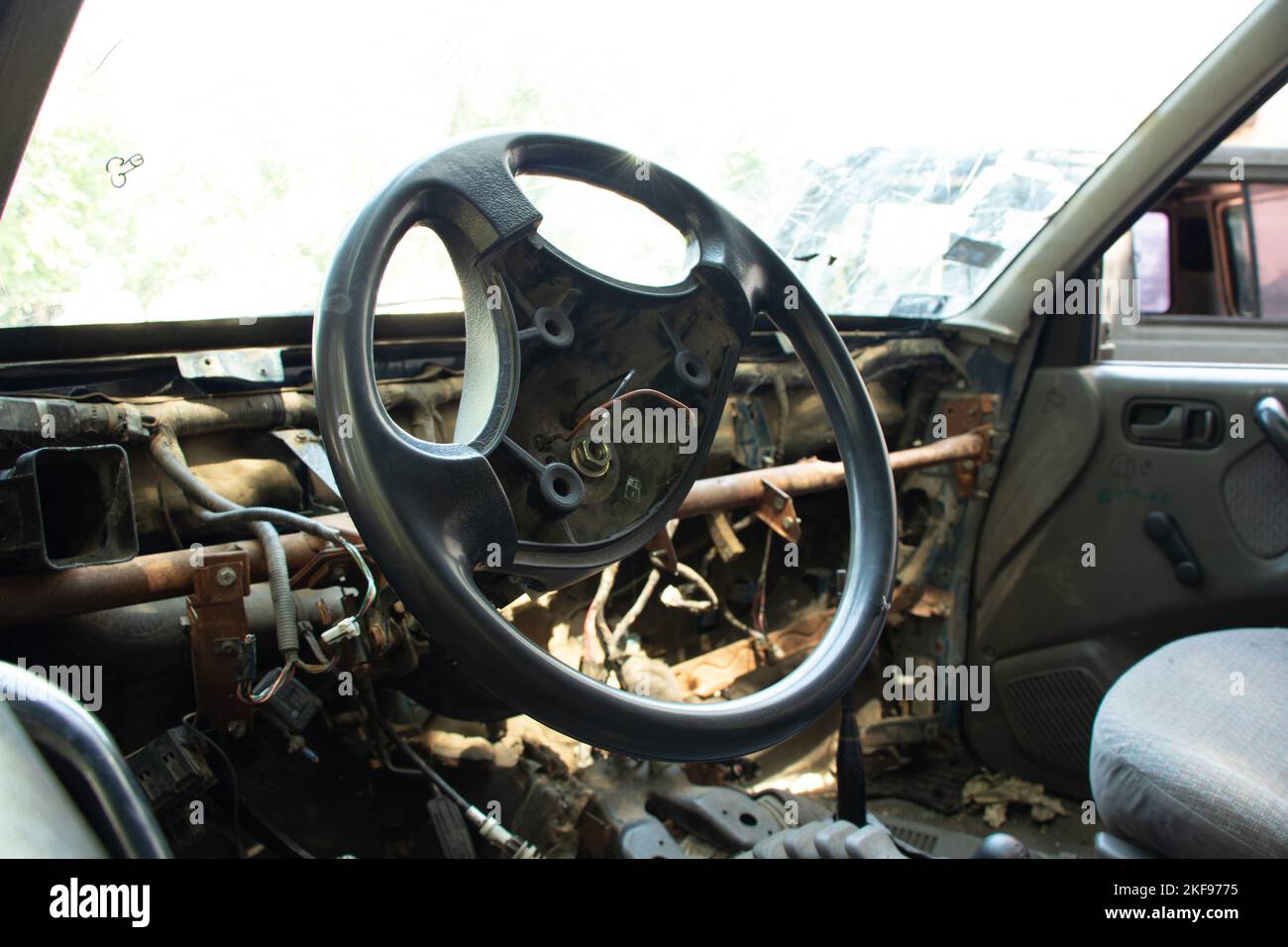 vecchia auto rotta si alza al sole, auto in un junkyard Foto Stock