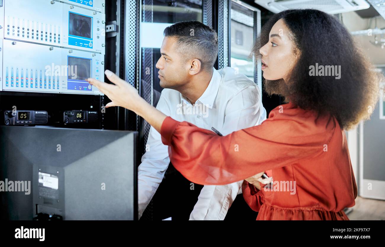 Sala server, team e riparazione di hardware per il cloud computing, il cloud e la sicurezza informatica. Correzione di database, data center e ingegneri software Foto Stock