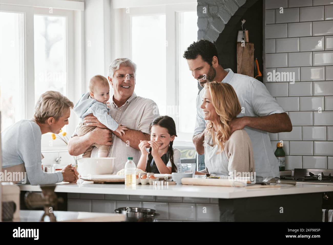 Grande famiglia, amore e cucina in casa cucina, legame o divertirsi. Supporto, cura e nonni, padre e madre, bambino e ragazza che si cucina, imparare Foto Stock