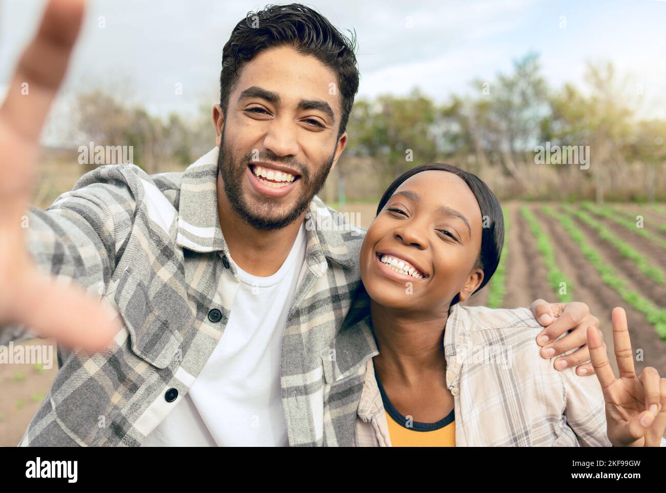 Selfie, coppia e agricoltura, agricoltore e fattoria con raccolto e terreno per l'agricoltura sostenibile e l'ambiente verde. Crop, organico e uomo, nero Foto Stock