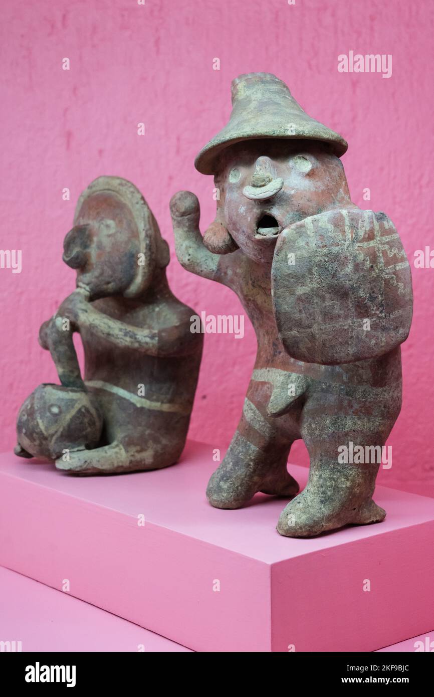 Figure in ceramica di un guerriero e di un uomo seduto, di Nayarit. Rufino Tamayo Museo di Arte Pre-ispanica del Messico, Oaxaca, Messico. Periodo pre-classico Foto Stock