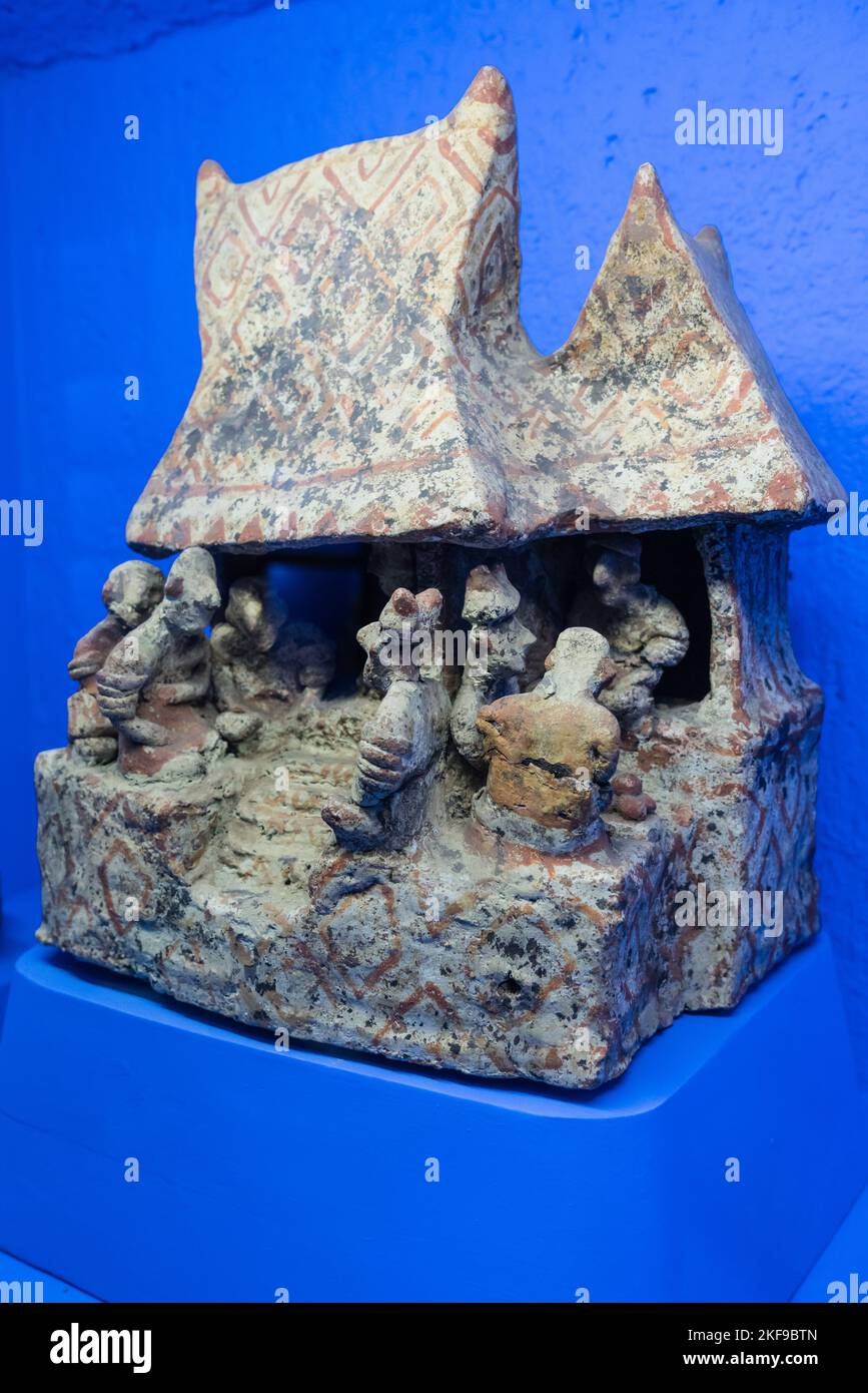 Rappresentazione ceramica di scene della vita quotidiana, da Nayarit. Rufino Tamayo Museo di Arte Pre-ispanica del Messico, Oaxaca, Messico. Perio pre-classico Foto Stock