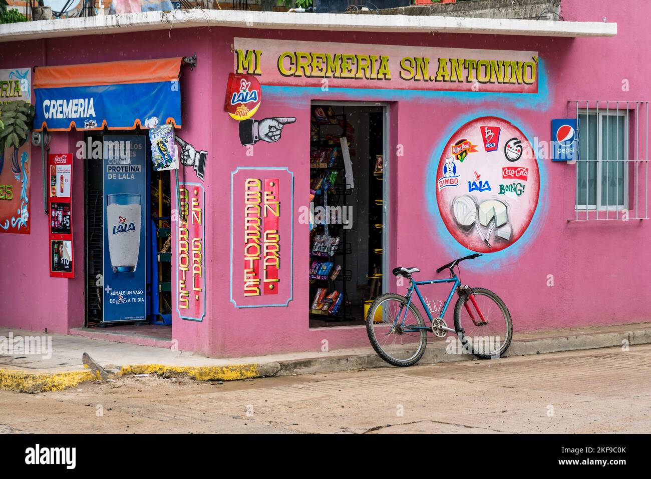 Una bicicletta si appoggia sulla parte anteriore di un negozio di quartiere a San Antonino Castillo Velasco, Oaxaca, Messico. Foto Stock
