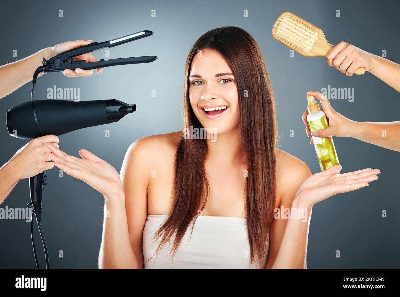 Bellezza, cura dei capelli e donna in studio per parrucchiere e salone scelta o decisione con asciugacapelli, piastra per capelli e utensili. Ritratto di felice Foto Stock