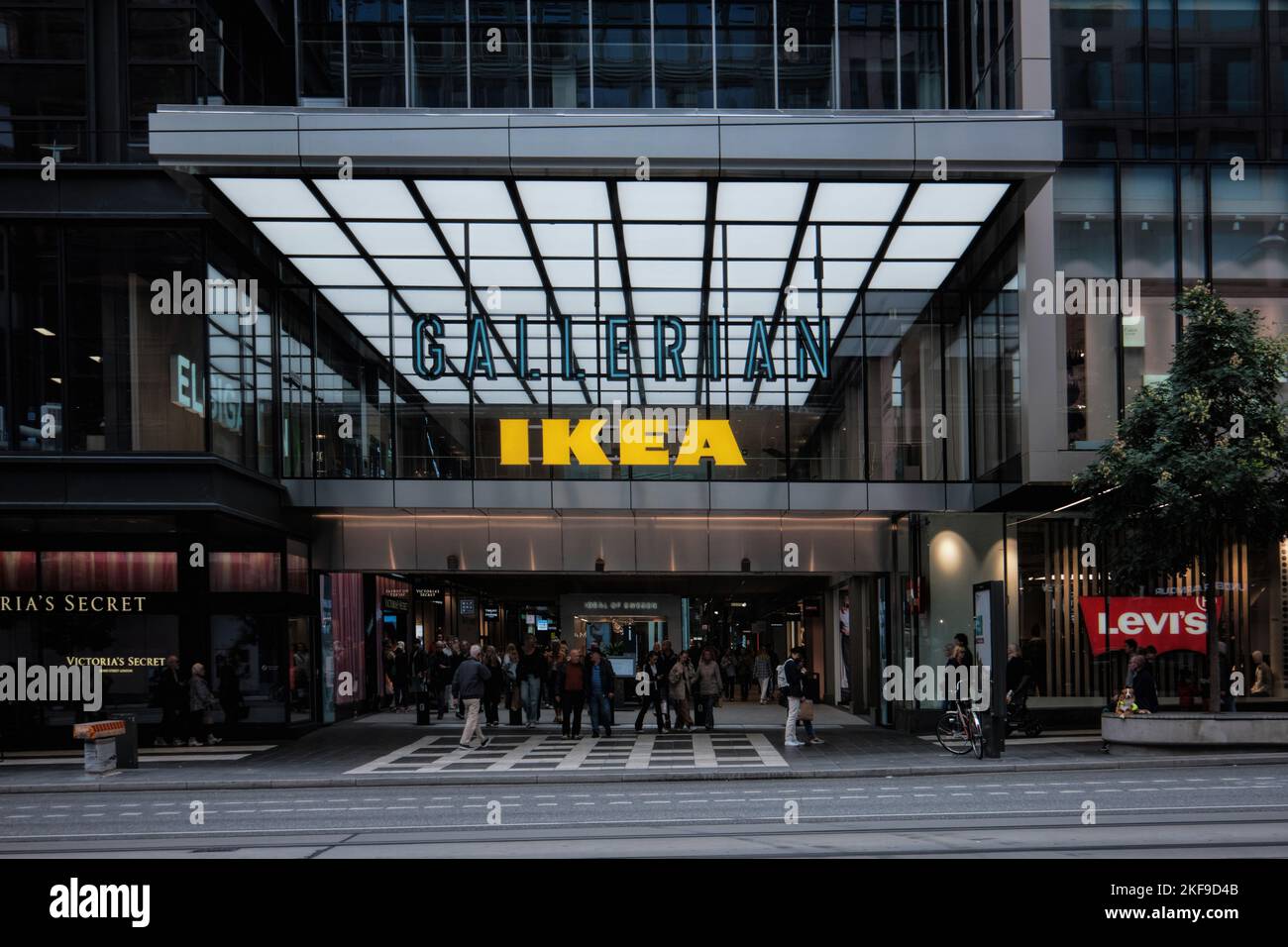 Stoccolma, Svezia - Settembre 2022: L'ingresso al Gallerian Mall e IKEA segno. Centro commerciale costruito negli anni '70 Foto Stock