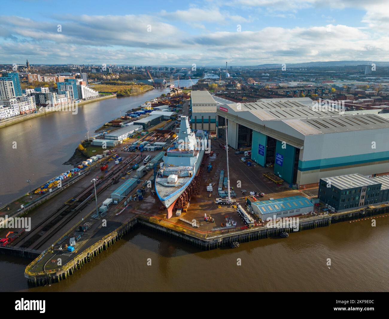 Vista della nave da guerra sottomarina HMS Glasgow Type 26 in costruzione presso il cantiere navale BAE Systems di Govan, sul fiume Clyde, a Glasgow, Scozia, Regno Unito Foto Stock