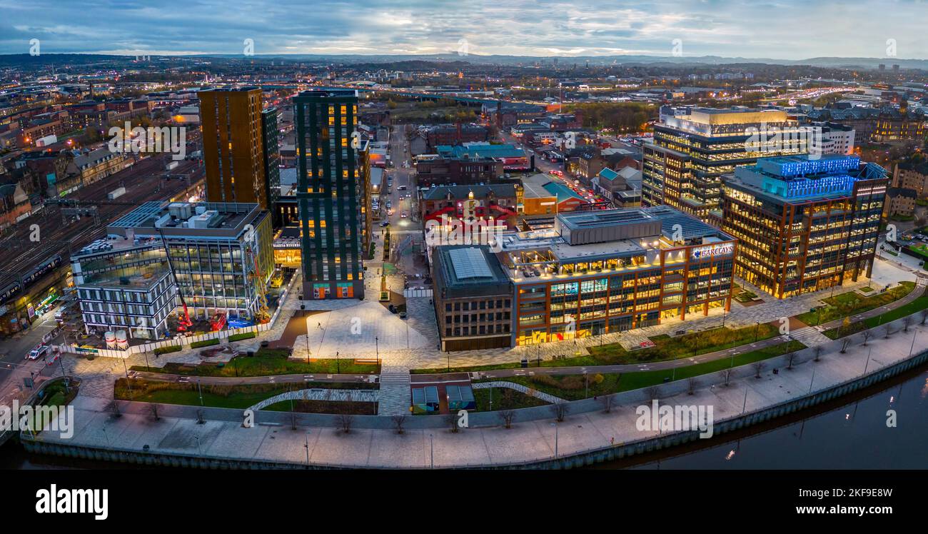 Vista aerea dal drone al crepuscolo del campus tecnologico di Barclays a Tradecon, Glasgow, Scozia, Regno Unito Foto Stock